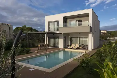 Image de Villa Lu-Ma-villa moderne avec piscine près de la mer