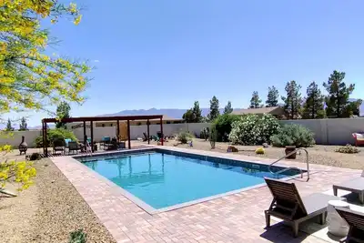 Image de 1100sqft Cottage w / Pool Fire Fire Horseshoes vue sur la montagne