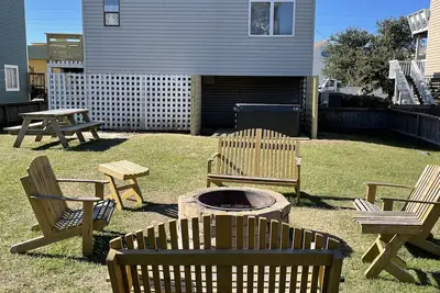 Image de Maison de plage récemment remodelé avec un foyer, juste 2 blocs à la plage!