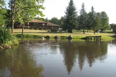 Image de Maison de campagne tranquille sur deux étangs. La seule chose que nous négligeons est le paysage. .
