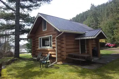 Image de Cabane en rondins au bord de l'eau rustique