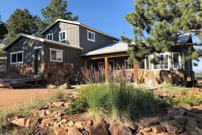 Image de Maison de montagne surplombant la vallée du bassin de l'Ours et la chaîne Sangre de Cristo.