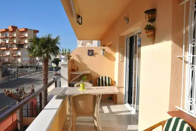Location de vacances à Roses, Costa Brava : Appartement cosy à 300m de la plage de Santa Margarita, idéal pour les familles.