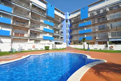 Location de vacances à Roses, Costa Brava : appartement de 2 chambres avec terrasse et piscine commune, à 2 km de la plage de Santa Margarita.