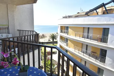 Image de Studio confortable sur la plage de Roses, Costa Brava! 2 couchages, Terrasse, Climatisation. Reserve maintenant!