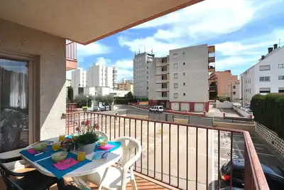 Image de Location de vacances à Roses, Costa Brava : Appartement chaleureux à 400 mètres de la plage, capacité pour 4 personnes, avec terrasse et commodités.