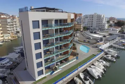 Appartement à Roses, Costa Brava! Idéal pour 5 personnes, Vue sur le Port, Piscine, WiFi. Réservez maintenant!