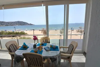 Image de Charmant appartement à louer à Roses, Costa Brava! Idéal pour 5 personnes, à seulement 10 mètres de la plage. Reserve maintenant!