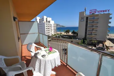 Image de Charmant appartement à louer à Roses, Costa Brava! A 50m de la plage, avec 2 chambres et capacité pour 5 personnes. Réservez maintenant!