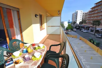 Appartement confortable à 50m de la plage à Roses, Costa Brava! 2 chambres, terrasse, Tv satellite. Reserve maintenant!