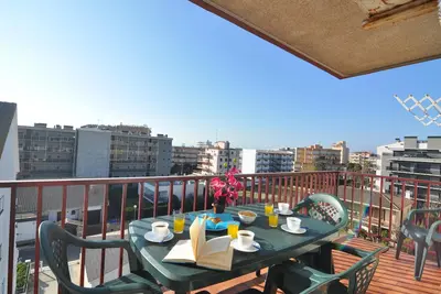 Image de Location de vacances à Roses, Costa Brava : Appartement cosy à 400 mètres de la plage, capacité pour 6 personnes et terrasse.