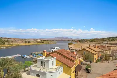 Image de Penthouse panoramique avec vue sur le lac, grand pont couvert, marches menant au lac, épicerie