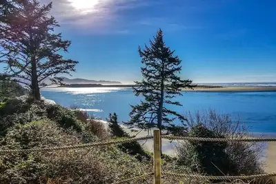 Image de Récemment rénové, immaculé chalet vue sur l'océan. À distance de marche de la plage!