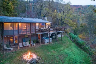 Image de Cabane de montagne pittoresque avec vue sur la montagne Long Range - Hot Tub Foyer! Emplacement idéal!