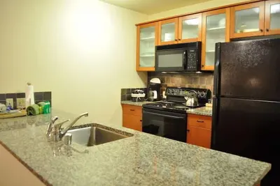 Image de Village # 2416-1 Chambre / 1 salle de bain. . . Étapes Juste Pour Gondola!