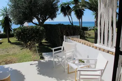 Image de Aqua beach house Glyfada front de mer avec jardin à Corfou, Grèce