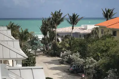 Image de Maison de luxe au bord de l'océan * Piscine privée sur le toit * Demi-pâté de maisons de la plage tranquille * Ascenseur