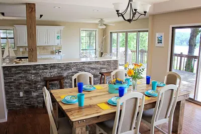 Image de Grande maison au bord du lac, accès au bord du lac, théâtre, bain à remous, kayaks gratuits, vue sur le lac