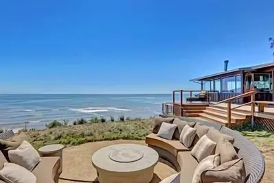 Image de Bord de mer spectaculaire avec des vues panoramiques et inégalées des vagues déferlantes