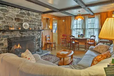 Image de East Otis Reservoir Cabin w / Porch - Marchez jusqu'au lac!