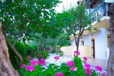 Image de Appartements 150m. de la mer et jardin de 2 acres - (36 à 44 personnes, bâtiment entier)