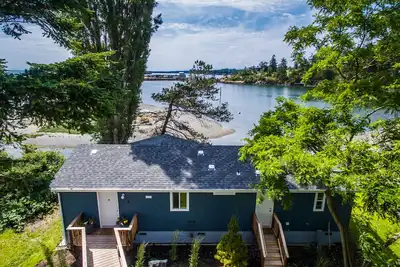 Image de Unique Waterfront Beach House, flambant neuf, à 1, 6 km du centre-ville de Friday Harbor