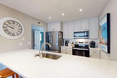 Image de À quelques pas de la plage et du restaurant Dunes House!