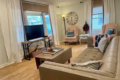 Image de 💎Charming Home 💎Expo-Center ~ Près du centre-ville ~ Cour clôturée