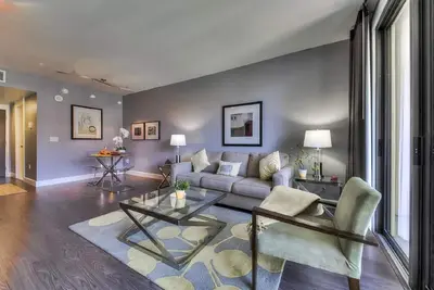 Image de Vues magnifiques sur le lac, les montagnes et la piscine, luxueux 1 lit 1 bain Apt.