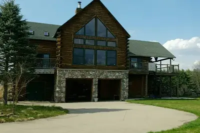 Image de 35 Acre Pure Michigan Retreat - Vues étonnantes / Jacuzzi / Saunas humides et secs / Fire-pit!
