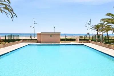 Image de Pineda 7 avec piscine commune, plage à 100m