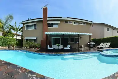 Image de Luxe chauffée piscine / spa privé maison 2 miles à Disney.