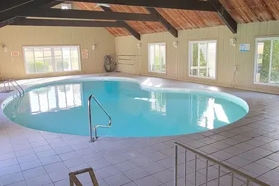 Image de Piscine intérieure, bain à remous, cheminées, golf, décor de parc. Lieu de réunion de famille!