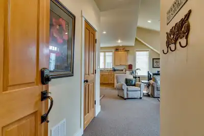 Image de Condo, boutiques 1 Blk, Sisters View, WiFi gratuit, spacieux, sans frais d'administration, 5 étoiles! !
