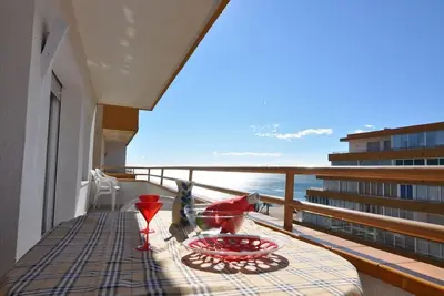 Image de Appartement en première ligne de plage à Roses, Costa Brava! 2 chambres, piscine, Wi-Fi gratuit. Reserve maintenant!