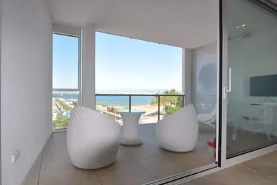 Appartement de Luxe sur la Plage de Roses, Costa Brava! 2 chambres, vue sur la mer, connexion Wi-Fi gratuite. Reserve maintenant!