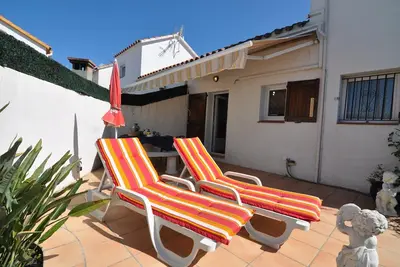 Location de vacances à Roses, Costa Brava : Maison confortable de 2 chambres avec jardin et terrasse, à 800 mètres de la plage.