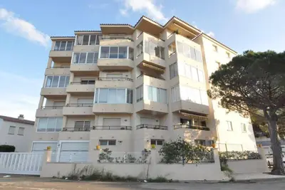 Location de vacances à Roses, Costa Brava : Appartement confortable avec vue sur la montagne, à 1 km de la plage de Santa Margarita.