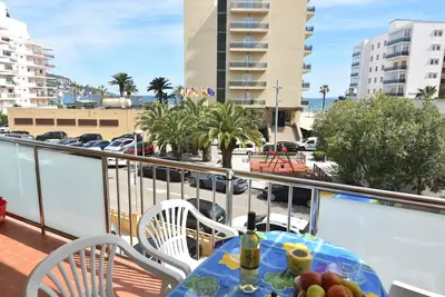 Image de Location de vacances à Roses, Costa Brava : Appartement confortable à 50 mètres de la plage, capacité pour 6 personnes, avec terrasse.