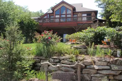 Image de «Falls View at Toxaway» une maison de montagne avec vue sur la cascade!