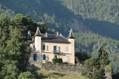 Image de Château des Tours, vue panoramique, le charme d'une grande demeure familiale.