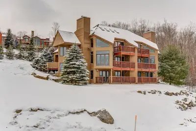 Image de Maison de ville luxueuse avec une vue imprenable, climatisée, cheminée en pierre, belle cuisine pour votre escapade en famille au cœur des Montagnes Blanches! Livraison D'ÉPICERIE Disponible!