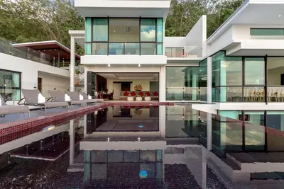 Image de Superbe villa de 7 chambres avec piscine, vue imprenable sur la mer