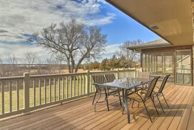 Image de Nouveau! Private Waterfront Milford Lake House w / Deck!