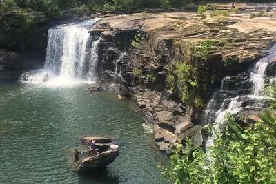 Image de Hawk Nest Des Temps De Paix Dans Les Nuages