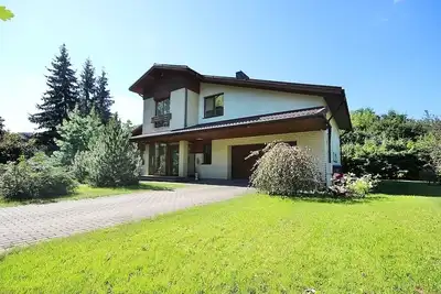 Image de Villa EverGreen au centre-ville avec jardin privé (garage, terrasse et bain à remous)