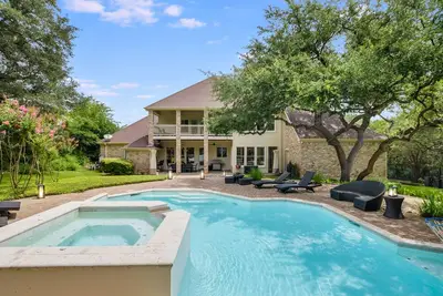 Image de Arrive Austin Country Club Estate | Jusqu'à 12 lits | 4 Mi à Dwtn | Piscine / Spa