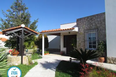 Image de Villa avec piscine et jardin