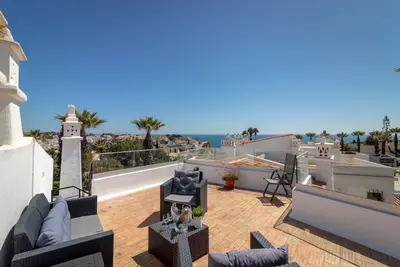 Image de Maison de 2 chambres, piscine communautaire, à 400 m de la plage et du centre-ville, idéal pour les familles