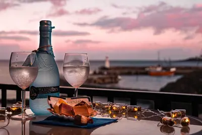Image de Charmante maison avec balcon donnant sur la mer. Accès facile, parking gratuit